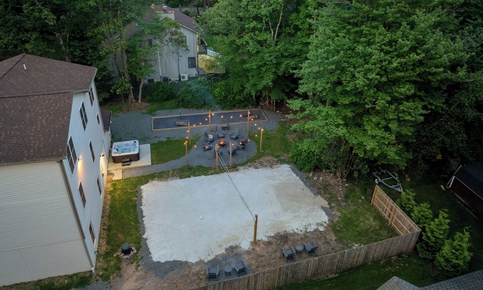 Lake Harmony House | 8 BEDROOM 5K Sq Ft Can Sleep 30, Minutes to Slopes and Lake, W/VOLLEYBALL COURT