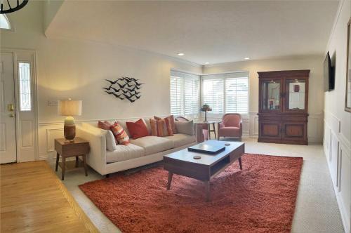 Sandy House | 8-Bedroom Home Near the Foot of the Rocky Mountains