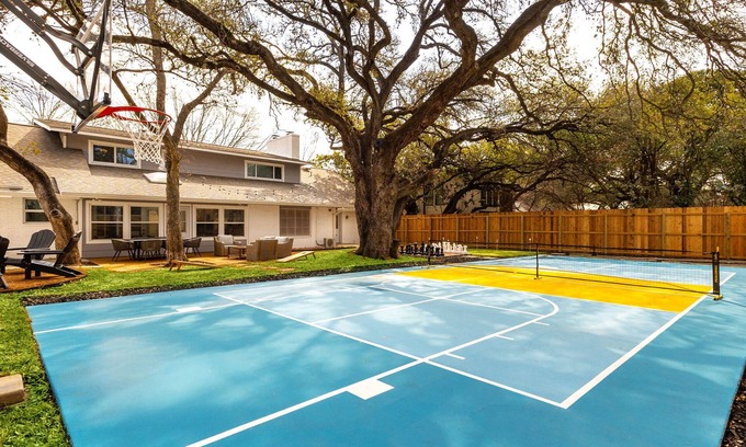 North San Antonio - SAT House | 8 Bedroom~Pickleball~Heated Pool~Sleeps 22~.5 acre~ Hot Tub~Game Room Mini Golf