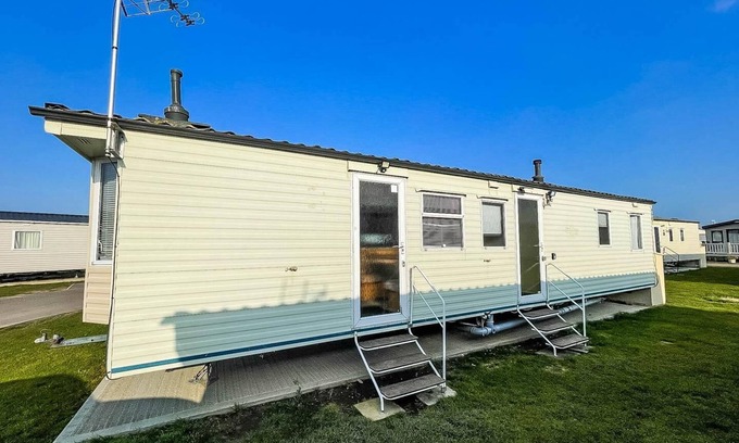 Clacton-on-Sea House | 8 berth caravan for hire at St Osyth Beach Holiday Park ref 28012HV