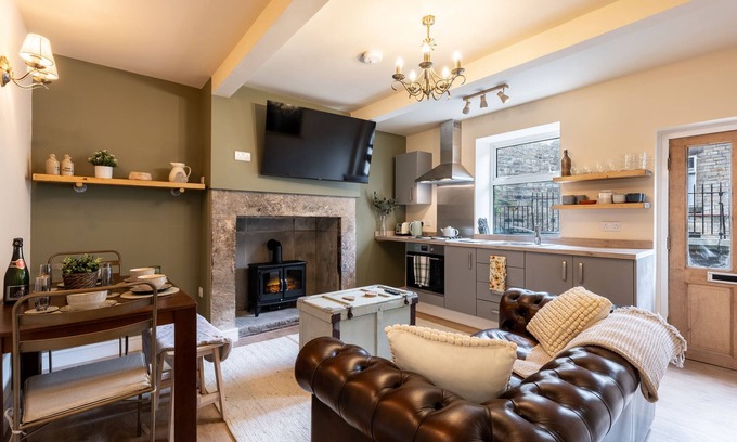 Padfield Cottage | 8 BOOTH COURT, pet friendly, character holiday cottage in Glossop