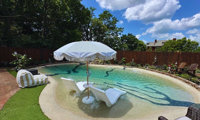 Avondale Apartment | 8 Cats Cincinnati Poolside Oasis Apartment-Walk to Zoo