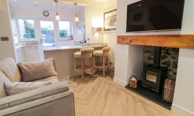 Conwy Cottage | 8 CROWN LANE, pet friendly, country holiday cottage in Conwy