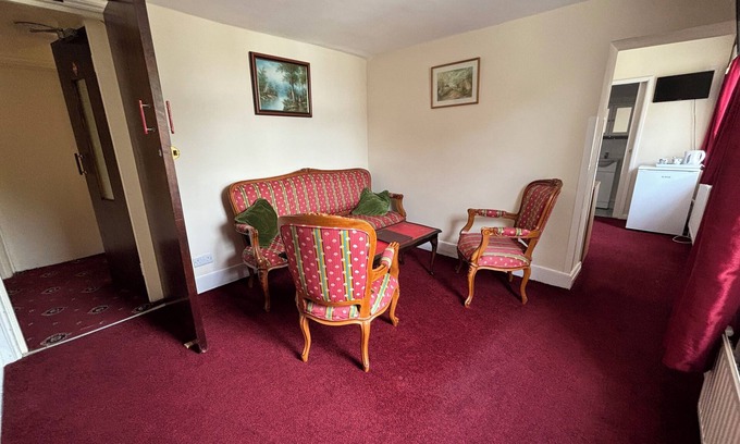 Roundham Bed & Breakfast | 8 - Family Suite w/shower - Double Bed St. Pancras - Room 8