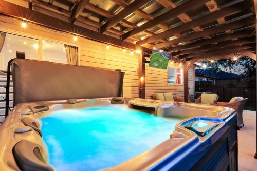 West San Antonio House | 8 mi Lackland AFB BMT HotTub Game Room Bocce Ball