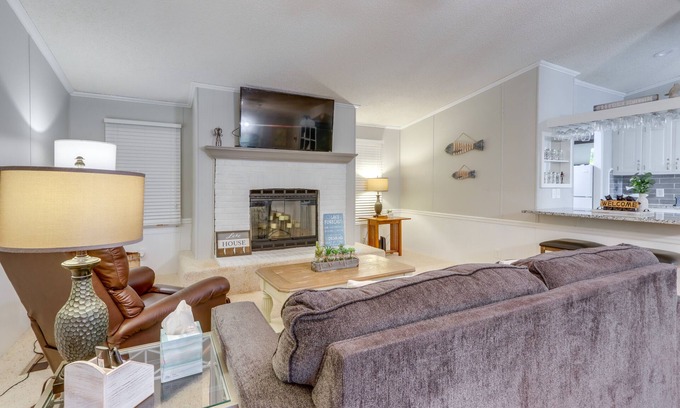 Linn Creek House | 8 Mi to Beach: Lake-View Haven in Linn Creek!