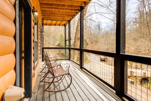 Sevierville House | 8 Mi to Dollywood Cabin with Hot Tub and Decks!