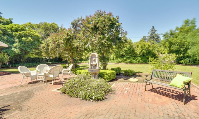 Roosevelt House | 8 Mi to Dtwn: Spacious Home w/Fire Pit in Fresno!