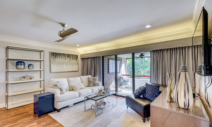 Palm Harbor Condo | 8 Mi to Honeymoon Island: Golf Getaway w/Balcony!