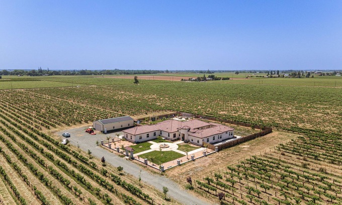 Acampo House | 8 Mi to Lodi Lake: Luxe Home w/On-Site Vineyard
