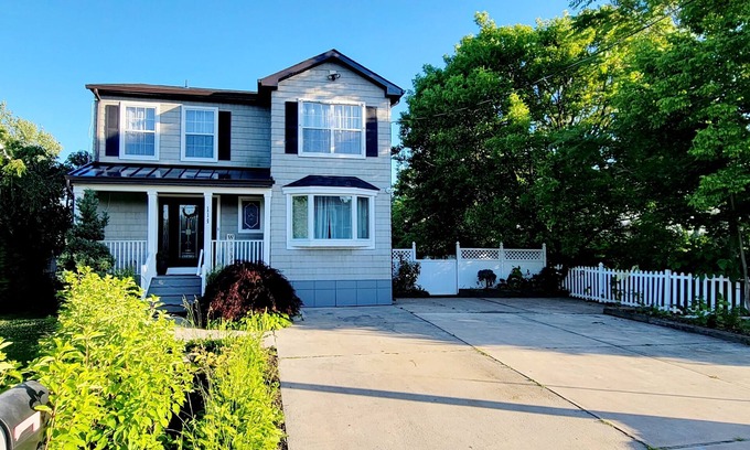 Long Branch House | 8 min Walk to Beach, HUGE and NEW,Family Friendly, Free Beach Passes