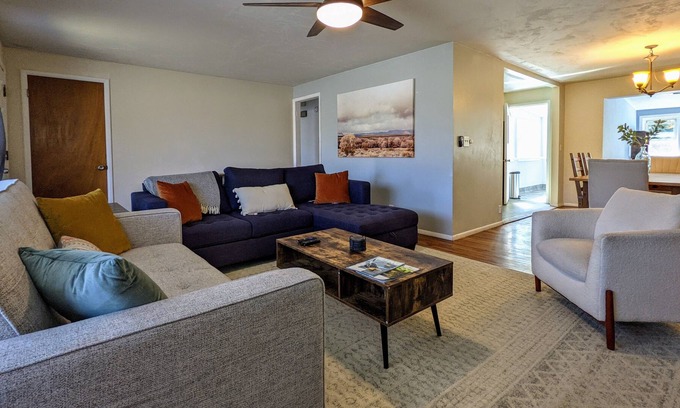 Millcreek House | 8 mins to the canyon 🎿, bright house with yard 🌄 and blazing fast internet 🔥