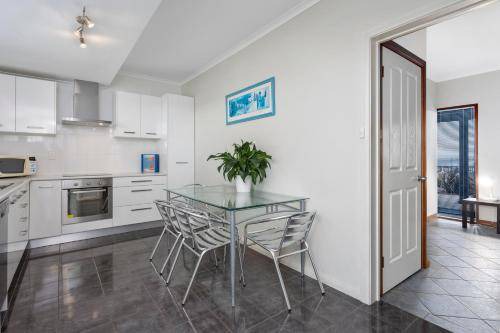 Christies Beach Apartment | 80 m² Apartment ∙ 2 bedrooms ∙ 5 guests