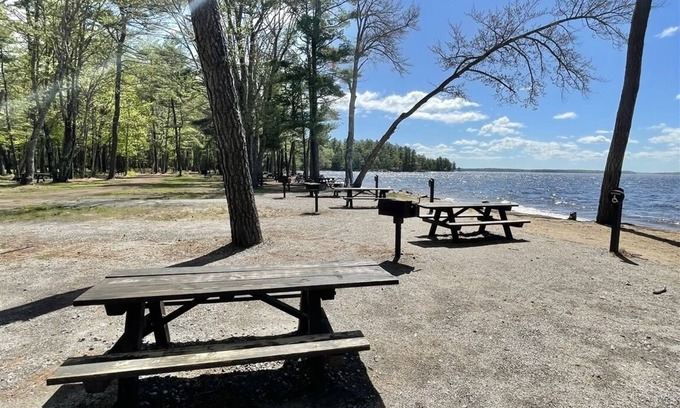 South Casco Cottage | 80' of direct waterfrontage on the Crooked River