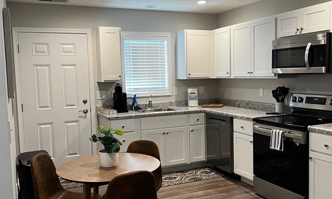 Washington Court House Apartment | 801 Gregg St. 2 Bed Apt Fully Furnished