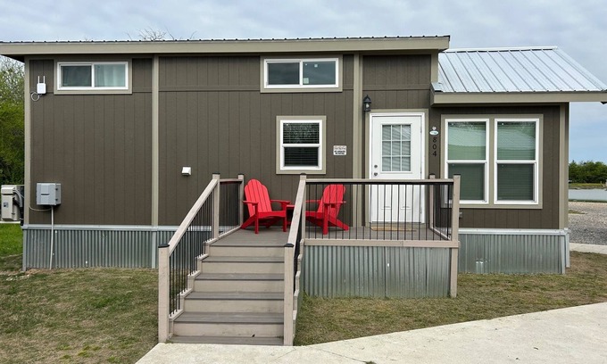 Honey Grove Cabin | 804 Cozy Loft cabin with WiFi, AC in charming Honey Grove
