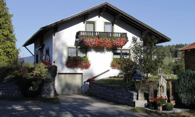Arnbruck Apartment | 80qm-große FeWo mit Balkon und zwei Schlafzimmern