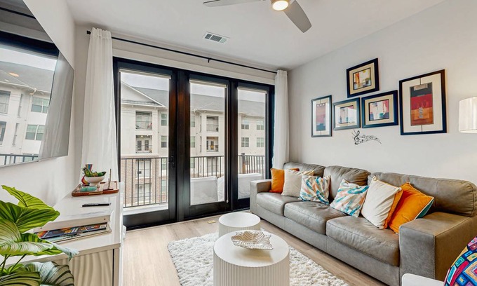 West End Condo | 81 m² Condo ∙ 2 bedrooms ∙ 5 guests