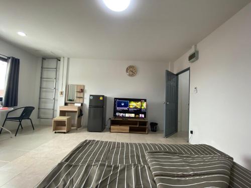 Kathu Apartment | 84 Bar & Guest House Room 5