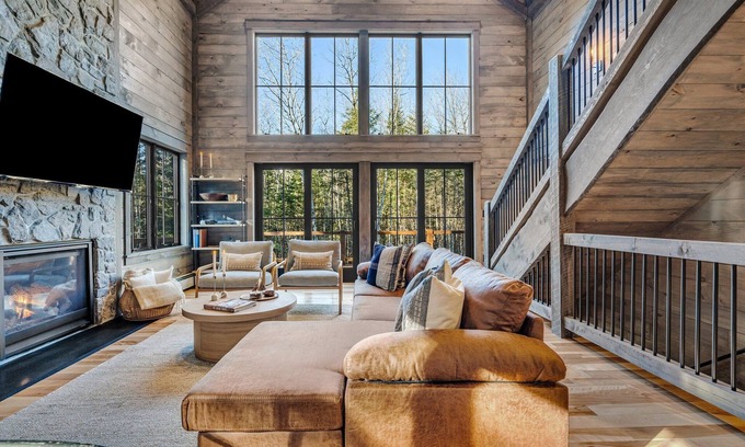 Bethel Ski Chalet | 85in TV | HotTub | HugeDeck | GameRoom | Playhouse