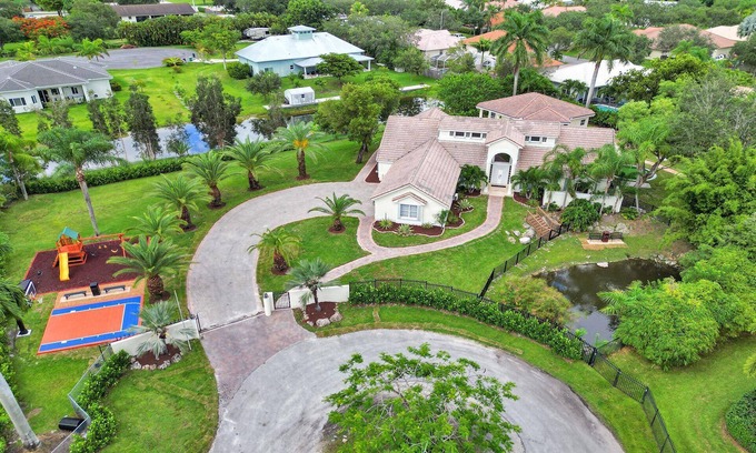 Southwest Ranches Villa | 8BR Luxury Villa w/Amazing Pool & Basketball