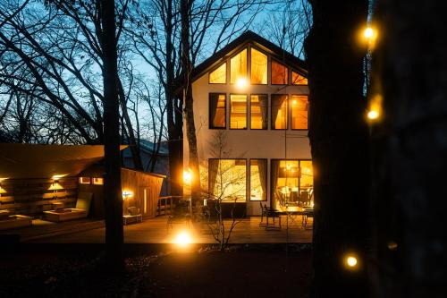 Yamanakako Apartment | 8Lantern サウナ付き民泊で日本10位 最大10名 大きな窓とウッドデッキの一体感 2025年完成 BBQ 貸し切り宿