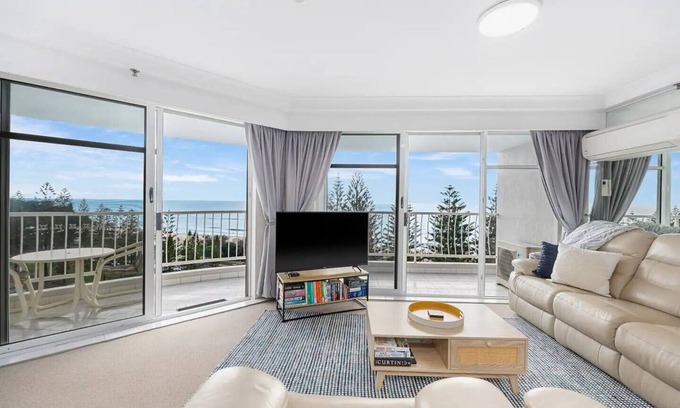 Burleigh Heads Apartment | 8th Floor Ocean View Apartment
