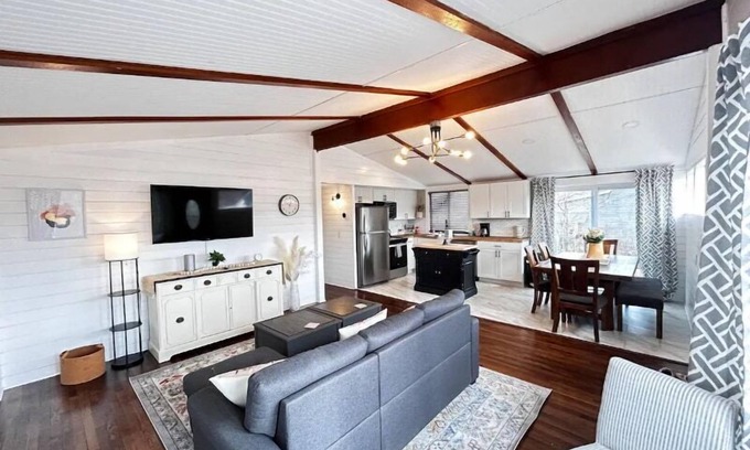 Hamilton House | 8th Street Haven - House in DT Hamilton