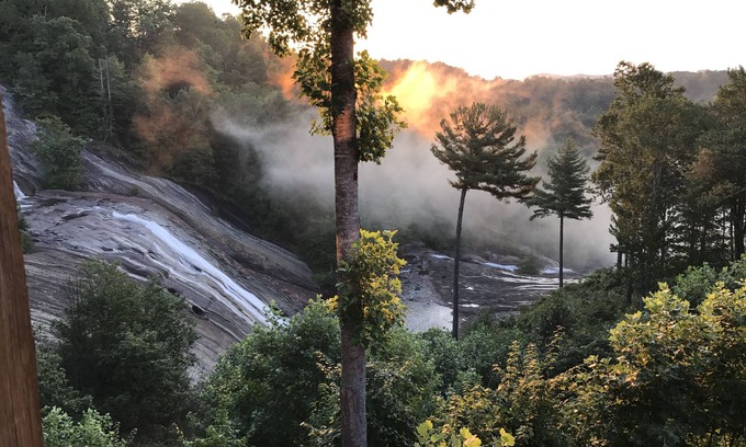 Lake Toxaway Condo | 9/01 TO 10/10/25. BOOK 5 NIGHTS GET 10% OFF! SMOKEY MOUNTAINS & WATER FALL VIEW!