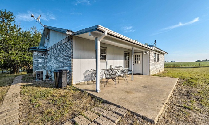 Moody House | 9 Mi to Belton Lake: Home w/Fire Pit & Patio