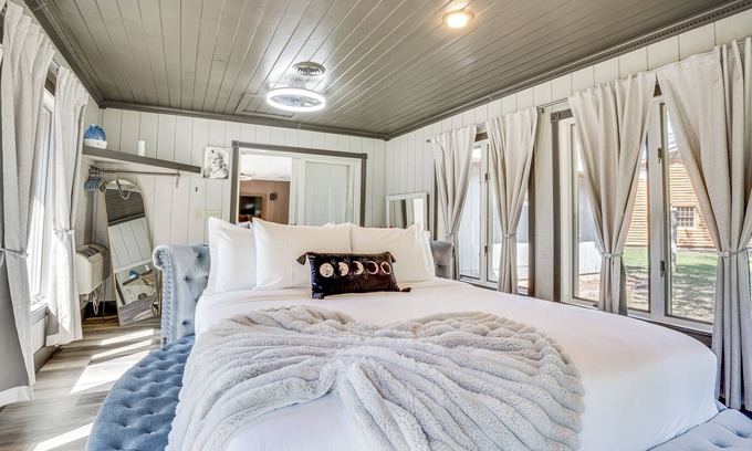 Howards Grove Cottage | 9 Mi to Shore: Home w/Hot Tub in Howards Grove!