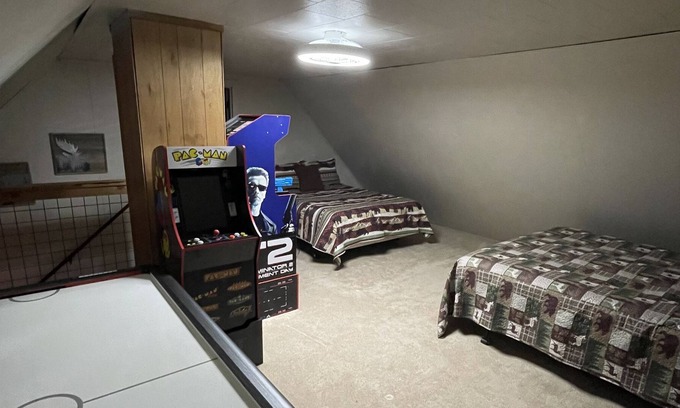 Cold Springs Cabin | 9 minutes to Pinecrest, Cozy cabin with WiFi and Arcade loft