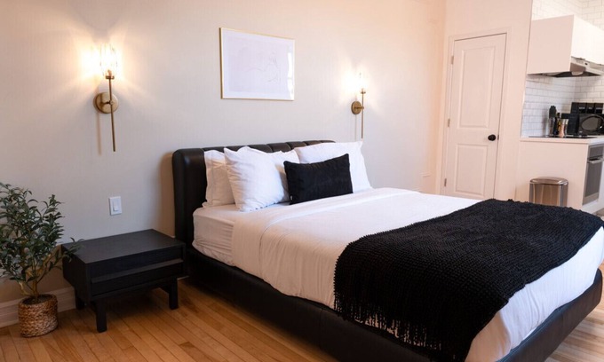 Plateau Mont Royal Apartment | #9 - Studio/Plateau/St-Denis/SelfCheck-In/AC/TV