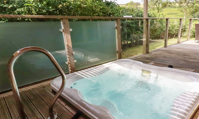 Looe Cottage | 9 VALLEY VIEW, country holiday cottage, with hot tub in Lanreath