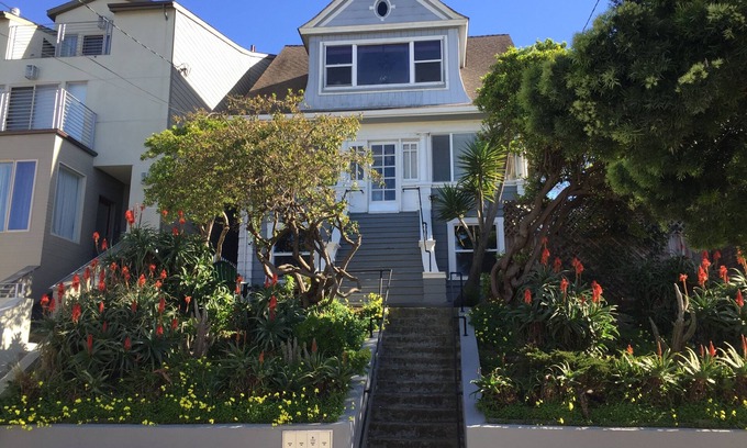 Outer Sunset Apartment | 90 Day+ Stay, Traveling Nurses & Execs welcome! W/D, Dish, Yard,