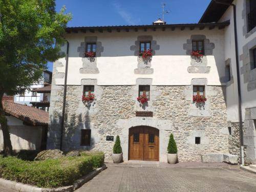 Lekunberri Apartment | 90 m² Apartment ∙ 3 bedrooms ∙ 6 guests
