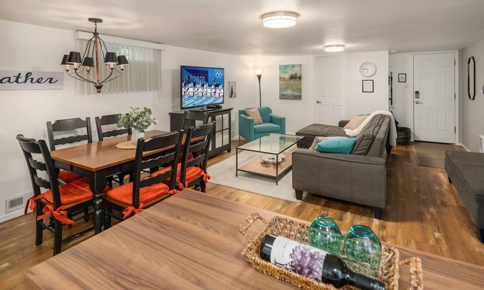 Three Tree Point Apartment | 900 Sqft Modern One Bedroom Close to Ocean/Airport with W/D and Private garage