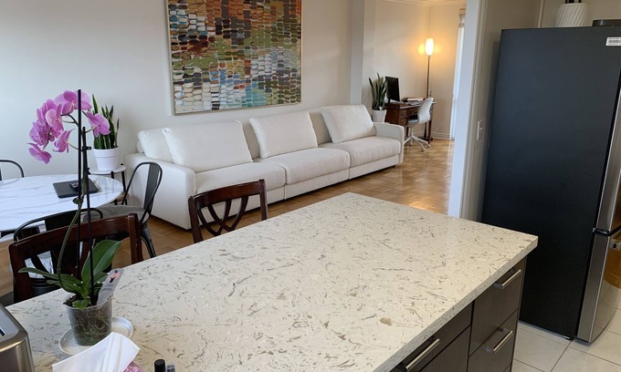 Forest Hill South Condo | 900 Square feet Lovely one bedroom, with office space in the Midtown Toronto