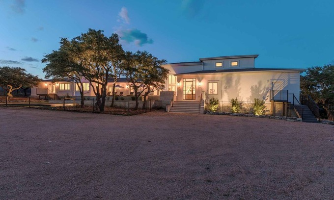 Dripping Springs House | 9000 Sqft Estate/Pickleball/Basketball/Pool/HotTub/9 Bdrm/8 Bath/23Beds/Sleeps35