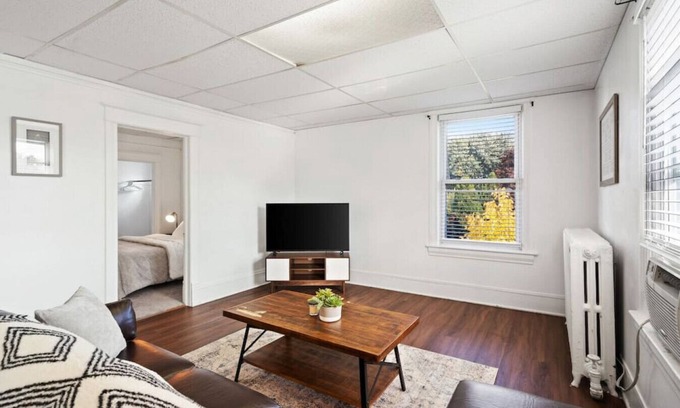 Superior Apartment | 921 · Cumming Avenue Rentals #921