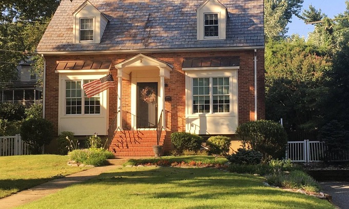 Murray Hill House | 93 Five Star Reviews & located in a quiet neighborhood in the City of Annapolis!