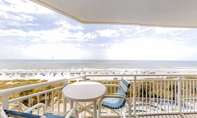 Crescent Beach Condo | 94 m² Condo ∙ 2 bedrooms ∙ 8 guests