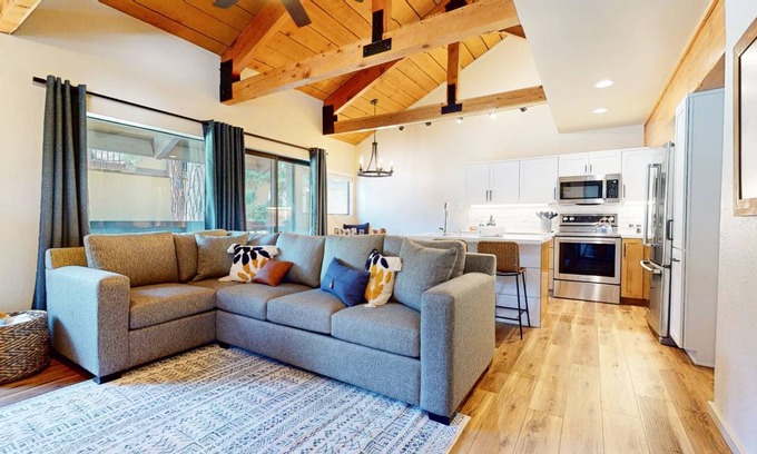 Majestic Pines Condo | 97 m² Condo ∙ 2 bedrooms ∙ 6 guests