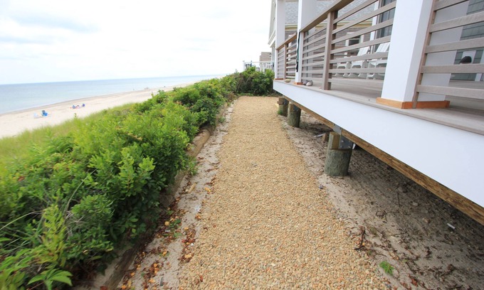 East Sandwich House | 97A North Shore Blvd