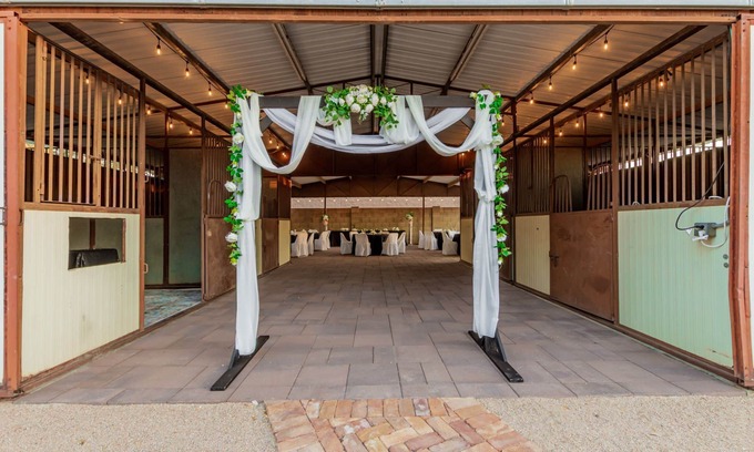 Glendale House | 99 Palms Event Venue: Barn, grass, pool, games, 6 beds