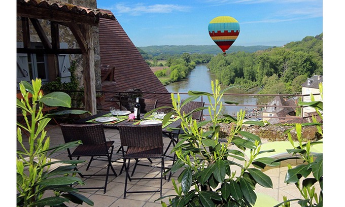 Beynac-et-Cazenac House | A 14th century Stoneroofed house with a panoramic garden in Beynac.