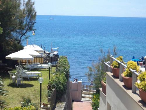 Castiglioncello Apartment | A 20 mt dal mare con ombrellone e sdraio in spiaggia