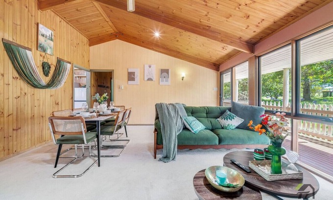 Kurrajong House | A 6-bedroom home that accommodates 16 people, featuring a home cinema and air conditioning