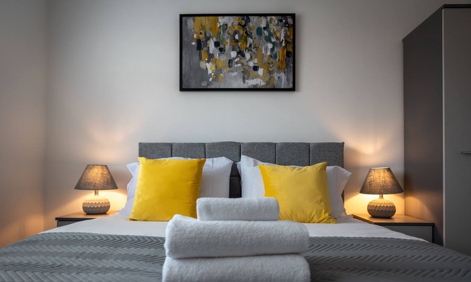 Reading House | A beautiful 3 bedroom house in Woodley Reading. Sleeps 7 guests and a driveway for 2 cars.