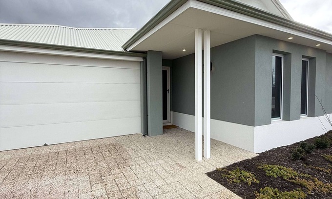 Brabham House | A beautiful 4x2 home on the Swan Valley door stop. Light and airy, 2 living rooms, separate laundry, large fully fenced backyard for the kids run around. Quiet street, walking distance to shops.